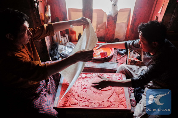 Craftsmen print sutra in Dege Sutra-Printing House. (Xinhua photo/Wang Di)