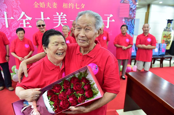 An elderly couple celebrate their golden marriage anniversary before the Qixi Festival, in Heifei, Anhui province, August 2, 2016. (Photo/Xinhua)