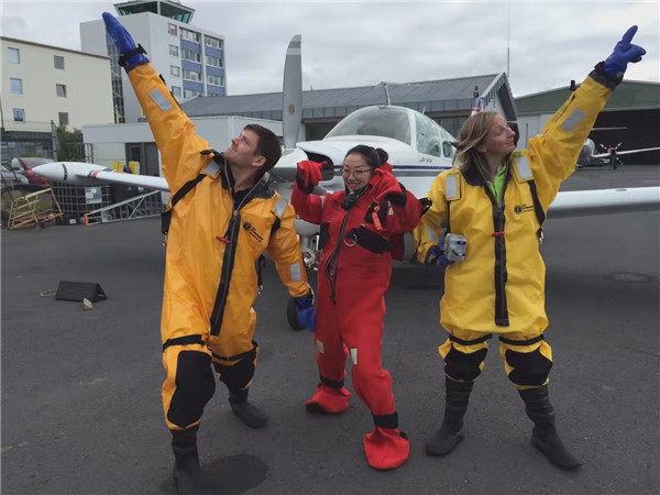 When flight over the Atlantic Ocean, Chen and her team are wearing water-proof pilot garments. (Photo by Tuo Yannan/chinadaily.com.cn)