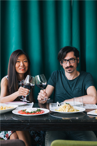 Owner/chef Omar Maseroli and restaurant cofounder Yuan Kun Yuan sample new wines for their menu. (Photo provided to China Daily)