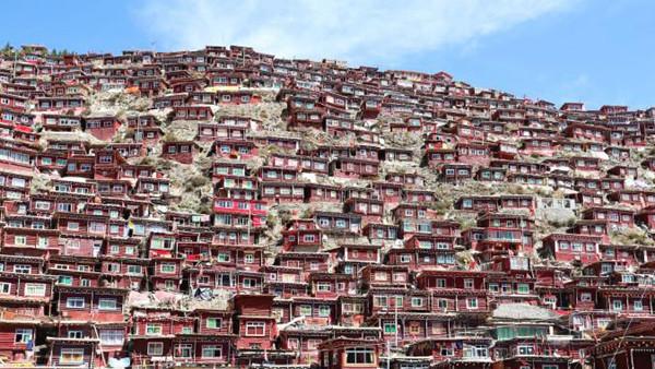 Officials say the Buddhist academy's overcrowded building complex pose safety risks. (photo from web)