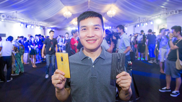 Pete Lau, founder and CEO of OnePlus, displays two OnePlus 2 smartphones on July 28, 2015 during the launch ceremony of OnePlus 2 held in Beijing. (Photo provided to chinadaily.com.cn)