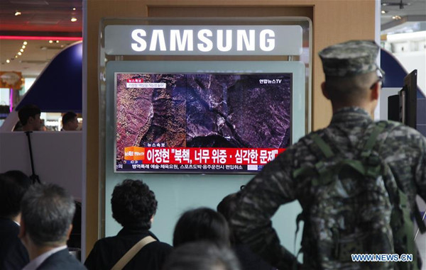 People watch a TV broadcasting a suspected nuclear test held by Democratic People's Republic of Korea, at a train station in Seoul, South Korea, Sept. 9, 2016. (Xinhua/Yao Qilin)