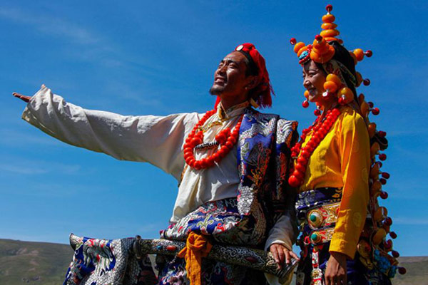 Kangba costumes enhance the masculinity of men and the feminity of women. Men also carry delicate Tibetan broadswords on their belt while women wear precious accessories made of amber and corallites. (Photo by Han Jiajun/chinadaily.com.cn)