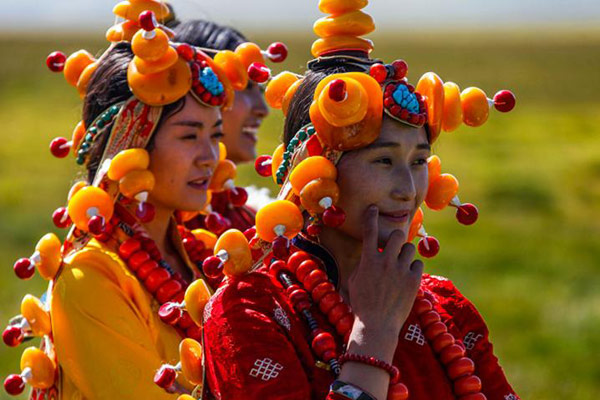 The amber and corallite accessories that a woman wears reflect her family's wealth. The richer her family is, the more decorations she may wear, especially on important occasions such as wedding ceremonies. (Photo by Han Jiajun/chinadaily.com.cn)