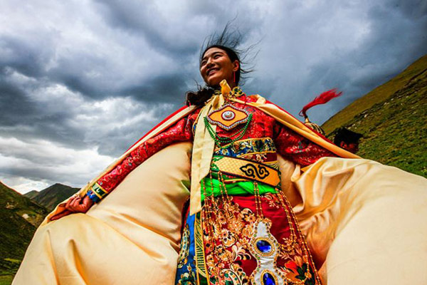 Kangba costume is colorful and luxuriously decorated. (Photo by Han Jiajun/chinadaily.com.cn)