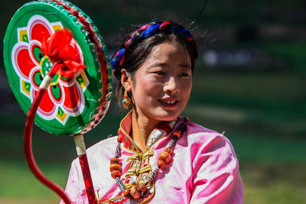 A Kangba woman performs traditional drum dances. (Photo by Han Jiajun/chinadaily.com.cn)