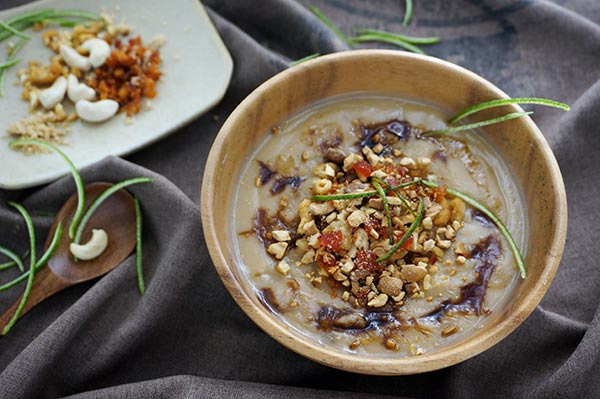 At Goubuli doufunao is topped with crumbs of fried dough twist and meat floss. (Photo provided to China Daily)