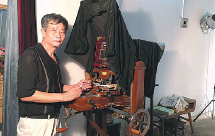 A photographer surnamed Ou has been working at Yanfang Photo Studio in Guangzhou since 1972. Li Wenfang/China Daily