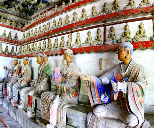 Clay sculptures in Thousand-Buddha Hall in the temple. JU CHUANJIANG/CHINA DAILY