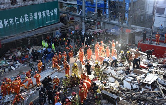 Rescuers search for survivors in the rubbles. (Photo/Xinhua)