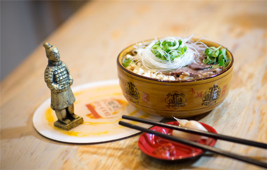 Shaanxi-themed food stall Murger Han serves pita bread in lamb soup, in London. (Photo provided to chinadaily.com.cn)