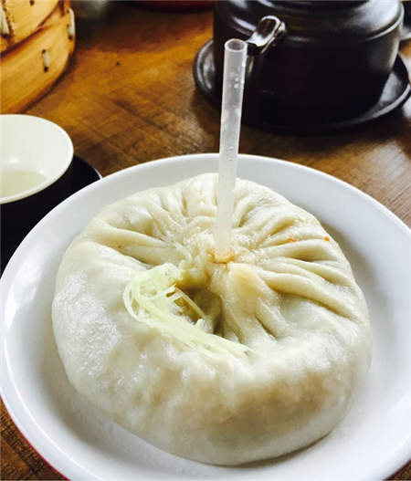 Xie huang tang bao, crab roe soup dumpling. (Photo/chinadaily.com.cn)