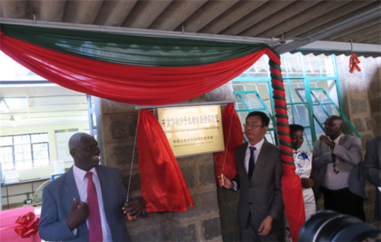 Moses Rugutt (left), director general of National Commission for Science, Technology and Innovation in Kenya and the Chancellor at the Embassy of China in Kenya Yao Ming unveil the plaque of the Modern Molecular Biology Lab at Egerton University. (Photo by Liu Hongjie)