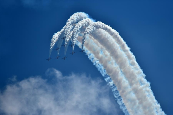 Britain's Royal Air Force aerobatic team Red Arrows perform in Zhuhai, south China's Guangdong Province, Oct. 27, 2016.   (Xinhua/Liang Xu)