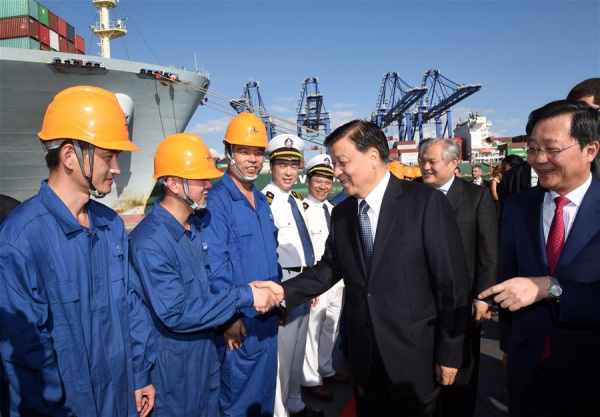 Liu Yunshan(C), a member of the Standing Committee of the Political Bureau of the Central Committee of the Communist Party of China, visits China's COSCO Shipping at Piraeus port in Greece, Oct. 4, 2016. (Xinhua/Rao Aimin)