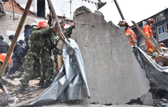 Rescuers search for survivors in the rubbles. (Photo/Xinhua)