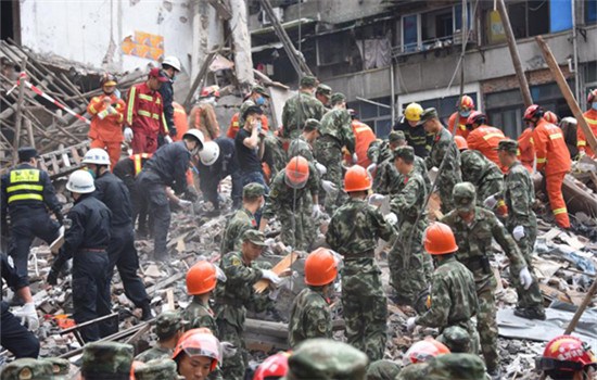 escuers search for survivors in the rubbles. (Photo/Xinhua)