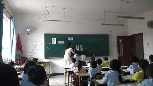 A school teacher teaches Grade 1 students about their sexual organs. (Photo/Courtesy of Han Xuemei)