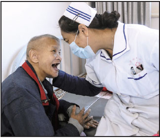 An elderly man chats with a nurse at the hospice.Photos By Zhang Yu / Xinhua