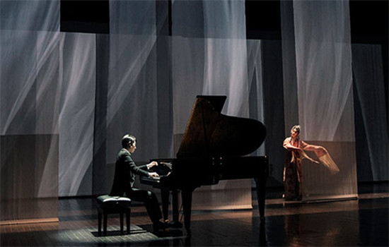 Gu Jieting and Kunqu Opera actress Lu Jia share the stage during the show Rencontre between Debussy and Du Liniang.