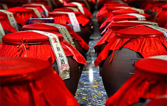 A large-scale underground storage cellar is part of the liquor culture park. (Photo by Zhang Xingjian/chinadaily.com.cn)