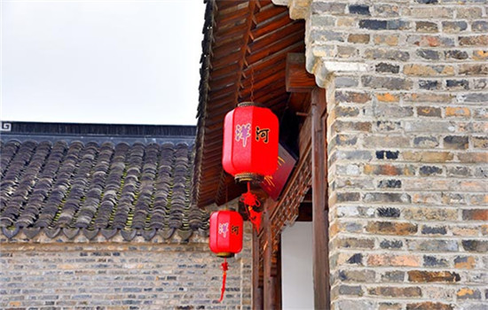 A Yanghe-branded red lantern hangs above a door. (Photo by Zhang Xingjian/chinadaily.com.cn)