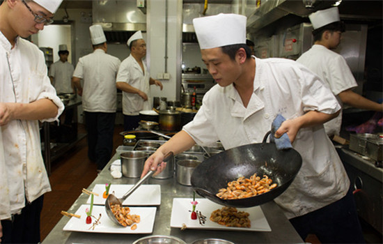 Lao Zheng Xing restaurant in Shanghai is known for its signature dishes like 18-second shrimp and red-braised pig intestine. It's the only State-owned eatery in the city to be honored by the Michelin Guide. The restaurant has been packed to capacity since the award. (GAO ERQIANG/CHINA DAILY)