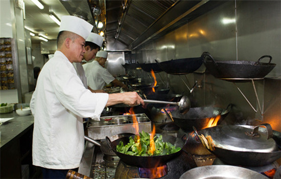 Lao Zheng Xing restaurant in Shanghai is known for its signature dishes like 18-second shrimp and red-braised pig intestine. It's the only State-owned eatery in the city to be honored by the Michelin Guide. The restaurant has been packed to capacity since the award. (GAO ERQIANG/CHINA DAILY)