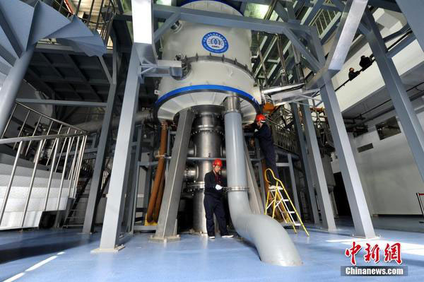 Chinese scientist checks the steady-state magnet device, whose intensity reached 400,000 gauss, or 40 tesla, second only to that of the United States, in Hefei, capital of east China's Anhui Province, on Nov. 14, 2016. (Photo/Chinanews.com)