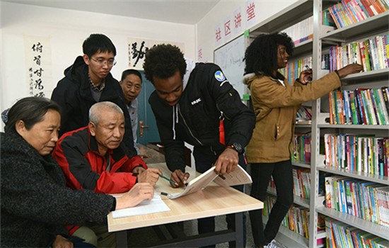 Foreign instructors teach English to residents in a community in Jinzhou, Liaoning province, in April. The teachers were hired by the local community. (LI TIECHENG/CHINA DAILY)