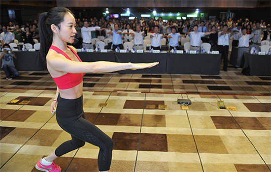 A coach demonstrates an exercise at the Fifth China Healthy Lifestyle Conference in Beijing, August 18, 2016. (Photo/Xinhua)