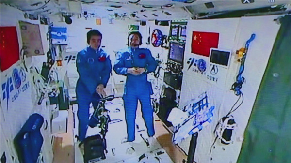 Astronauts Jing Haipeng (right) and Chen Dong aboard the Tiangong II space lab.(Photo/Xinhua)