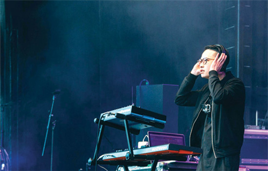 Andy Leung performs on stage in Trafalgar Square on Feb 14. (HARRY PARVIN/CHINA DAILY)