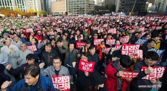 People attend a rally in downtown Seoul, capital of South Korea, Nov. 12, 2016. South Koreans staged peaceful rallies across central Seoul on Saturday night to demand President Park Geun-hye step down over a scandal involving her longtime confidante and former aides. (Photo/Xinhua)