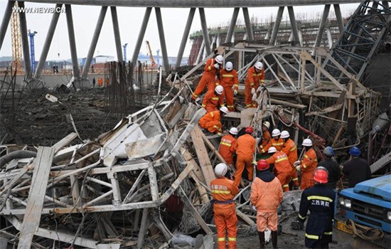 Rescuers work at the accident site at the Fengcheng power plant in East China's Jiangxi province, Nov 24, 2016. Sixty-seven people have been confirmed dead after the platform of the Fengcheng power plant's cooling tower under construction collapsed on Nov 24, 2016. (Photo/Xinhua)