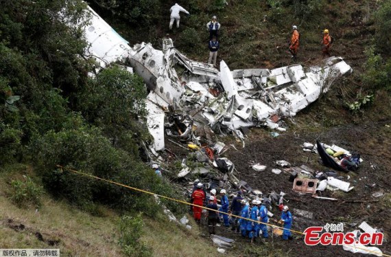 Rescue crew work at the wreckage of a plane that crashed into the Colombian jungle with Brazilian soccer team Chapecoense onboard near Medellin, Colombia, November 29, 2016. (Photo/Agencies)