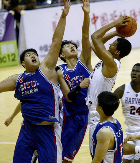 Basketball players from colleges in China and the United States during a friendly game at Shanghai Jiao Tong University on Nov 9. FANG ZHE/XINHUA