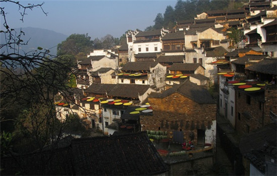 The Hui-style architecture is marked by white walls and black-tiled roofs. (Photo by Rosemary Bolger/chinadaily.com.cn)