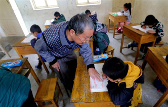 Li Zhaowen, the only teacher of a primary school in South China's Guangxi Zhuang autonomous region, teaches students in November 2016. (Photo/Xinhua)