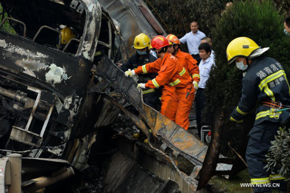 Rescuers work at the site of a highway accident in central China's Hunan Province, Sept. 25, 2015. A total of 21 people died and 11 others were injured on Friday after a collision involving four vehicles on an expressway in central China's Hunan Province. (Photo: Xinhua/Bai Yu)