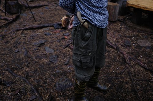 An Ewenki man keeps a knife in his pocket. They are not allowed to use guns any more, and their knives are also smaller than before. (Photo/gt)