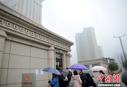 Onlookers wait to enter Jiangxi higher people's court for the trial of Zhou Wenbin, former president of a key university in east China's Jiangxi Province, Dec. 21, 2016. (Photo/Chinanews.com)