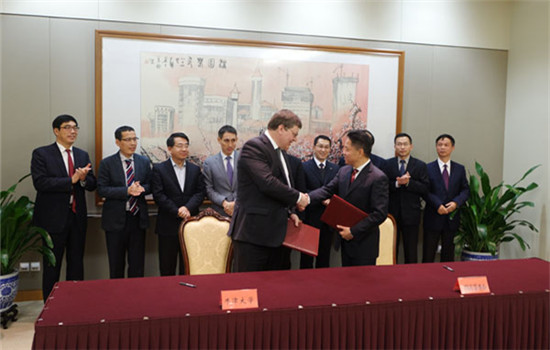 Yang Zhiping, Suzhou Industrial Park's chairman, and Professor Donal Bradley, head of the Mathematical, Physical and Life Sciences Division of Oxford University sign an agreement, Dec 7, 2016. (Photo/provided to chinadaily.com.cn)