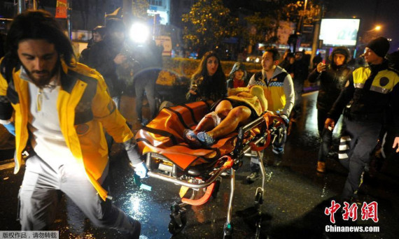 Medics transport a wounded person from the scene after the attack at a popular nightclub in Istanbul early on Sunday. (Photo/Agency) 