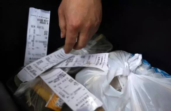 A deliveryman is prepared to send food to customers. (Photo from the web)