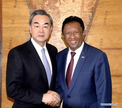 Madagascar's President Hery Rajaonarimampianina (R) meets with Chinese Foreign Minister Wang Yi in Antananarivo, Madagascar, Jan. 7, 2017. (Xinhua/Wen Hao)