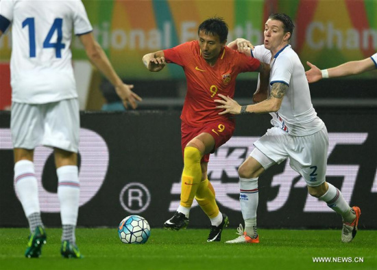 Mao Jianqing (C) of China competes during the match between China and Iceland at 2017 China Cup International Football Championship in Nanning, capital of south China's Guangxi Zhuang Autonomous Region, on Jan. 10, 2017. (Xinhua/Guo Yong)