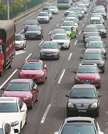 Traffic came to a virtual standstill on the Beijing highway heading toward Tibet on Oct 2, during the National Day holiday.