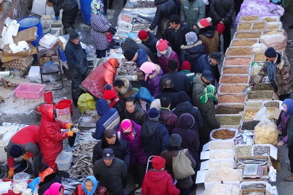 A country market for Spring Festival purchases in Dalian, Liaoning province throngs with customers.Liu Debin / For China Daily